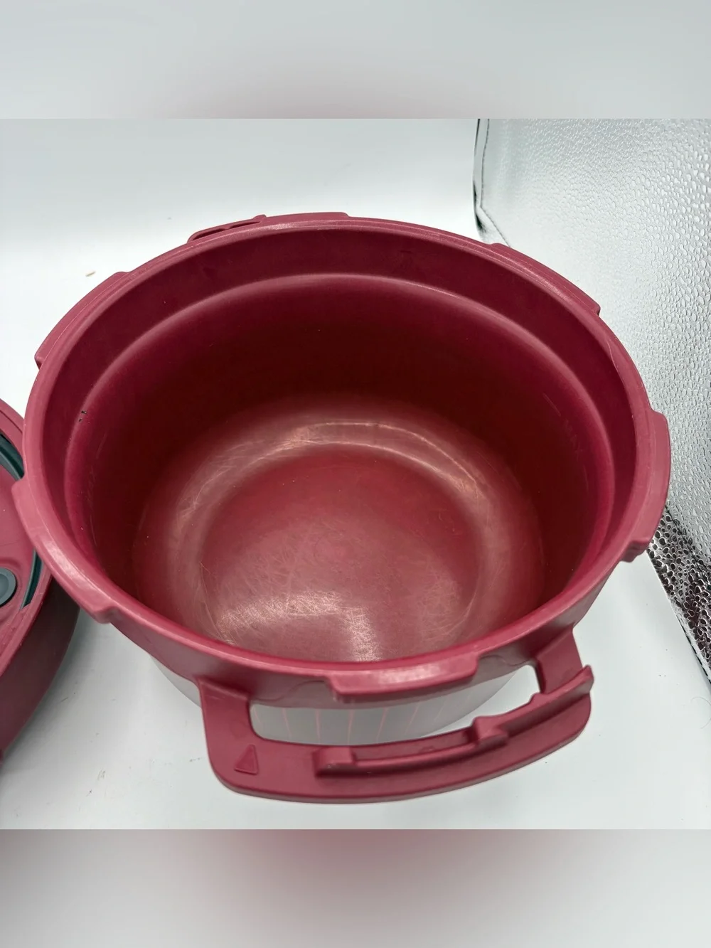 TUPPERWARE MICROWAVE PRESSURE COOKER - ROUND 3 QUART - BURGUNDY RED - 7643A